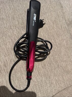 GWD GN-7682 Pink and Black Hair Straightener